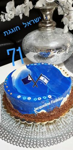 Bavaroi מוס פטל מוס שוקולד לבן בסיום מוס גבינת מסקרפונה 