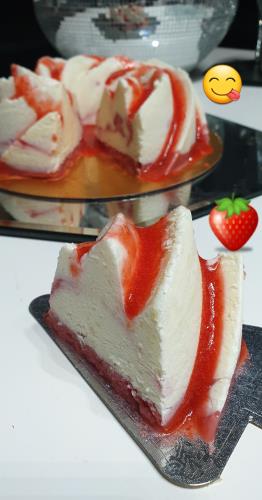 מוס גבינה  שוקולד  לבן  עם  תותים🍓  בציפוי קולי תותים🍓