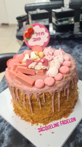 עוגת שכבות במילוי קרם גבינת מסקרפונה עם טפטופים גנאש שוקולד לבן 