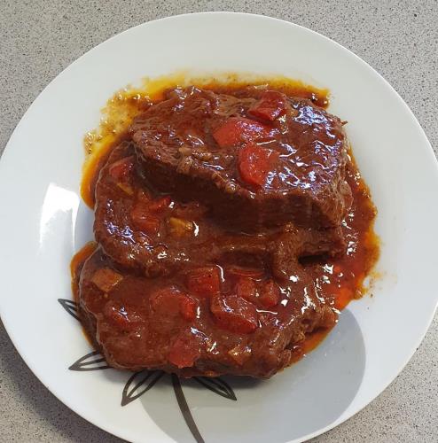 צלי בשר ברוטב אדום