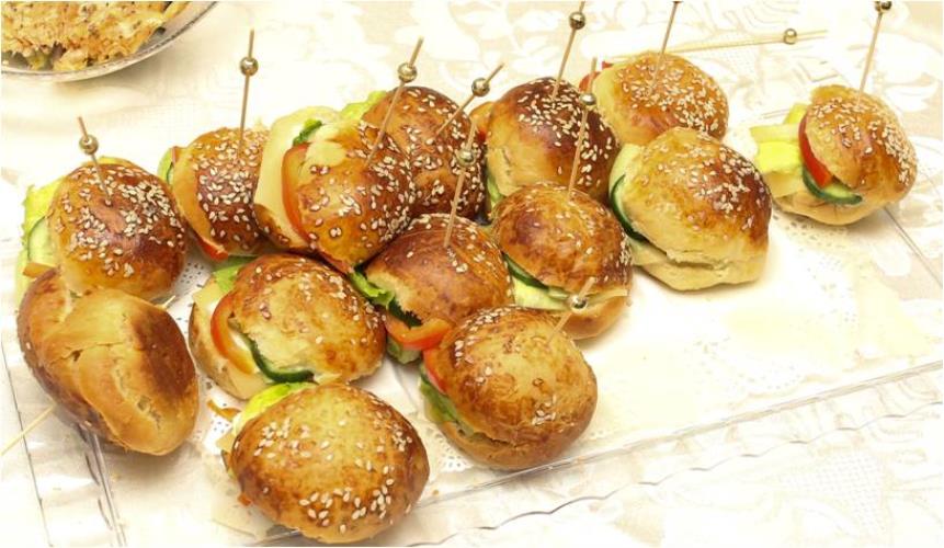 לחמניות סנדוויץ' מזונות עם גבינה צהובה או סלמון