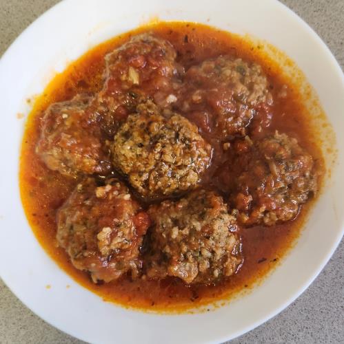 קציצות ברוטב עגבניות 
עם בזיליקום
