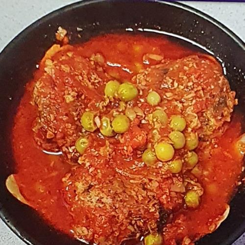 קציצות בשר וירקות עם אפונה ברוטב עגבניות