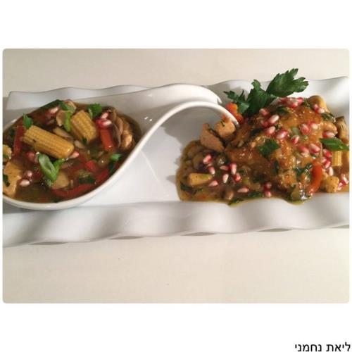 בורקס במילוי בשר טחון לצד רוטב חגיגי