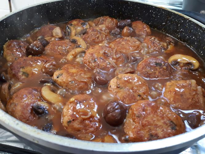 קציצות עוף מטוגנות ומקורמלות בבצל פטריות וערמונים😍
