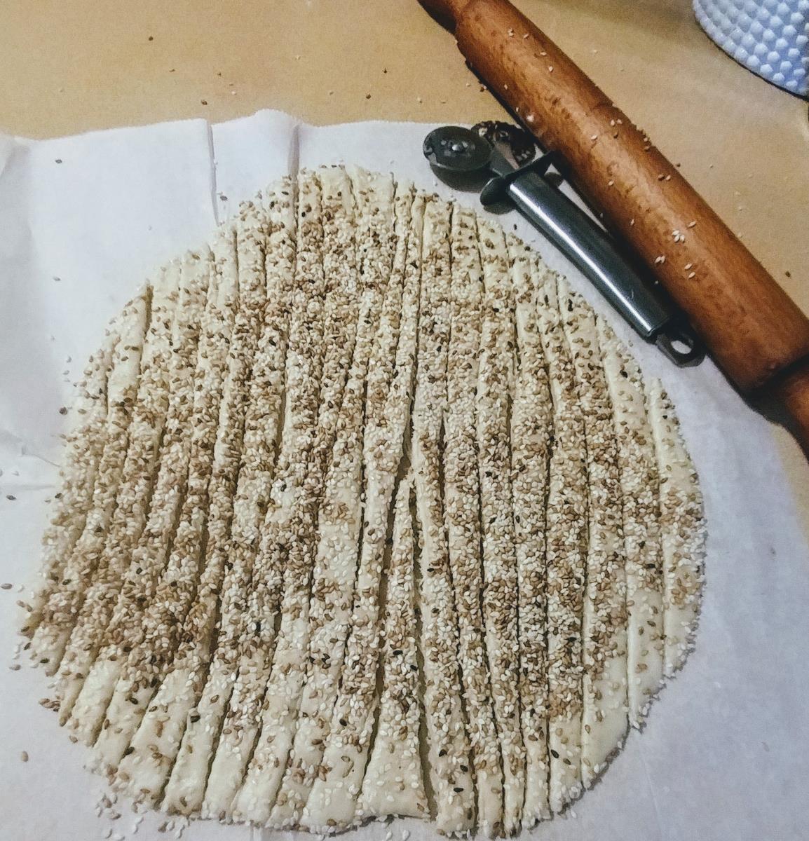 מקלות הלחם לפני הכנסת לאפייה