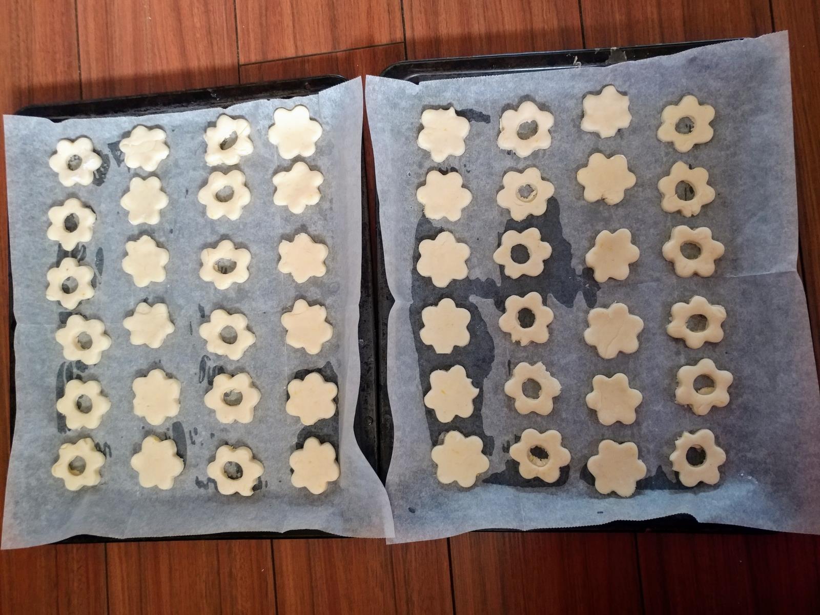 העוגיות מוכנות לאפייה בתנור